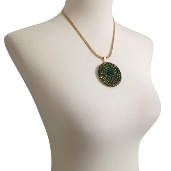 Green Rhinestone Encrusted Necklace Disc Pendant Circle Emerald Gold Tone Vtg - Picture 8 of 16